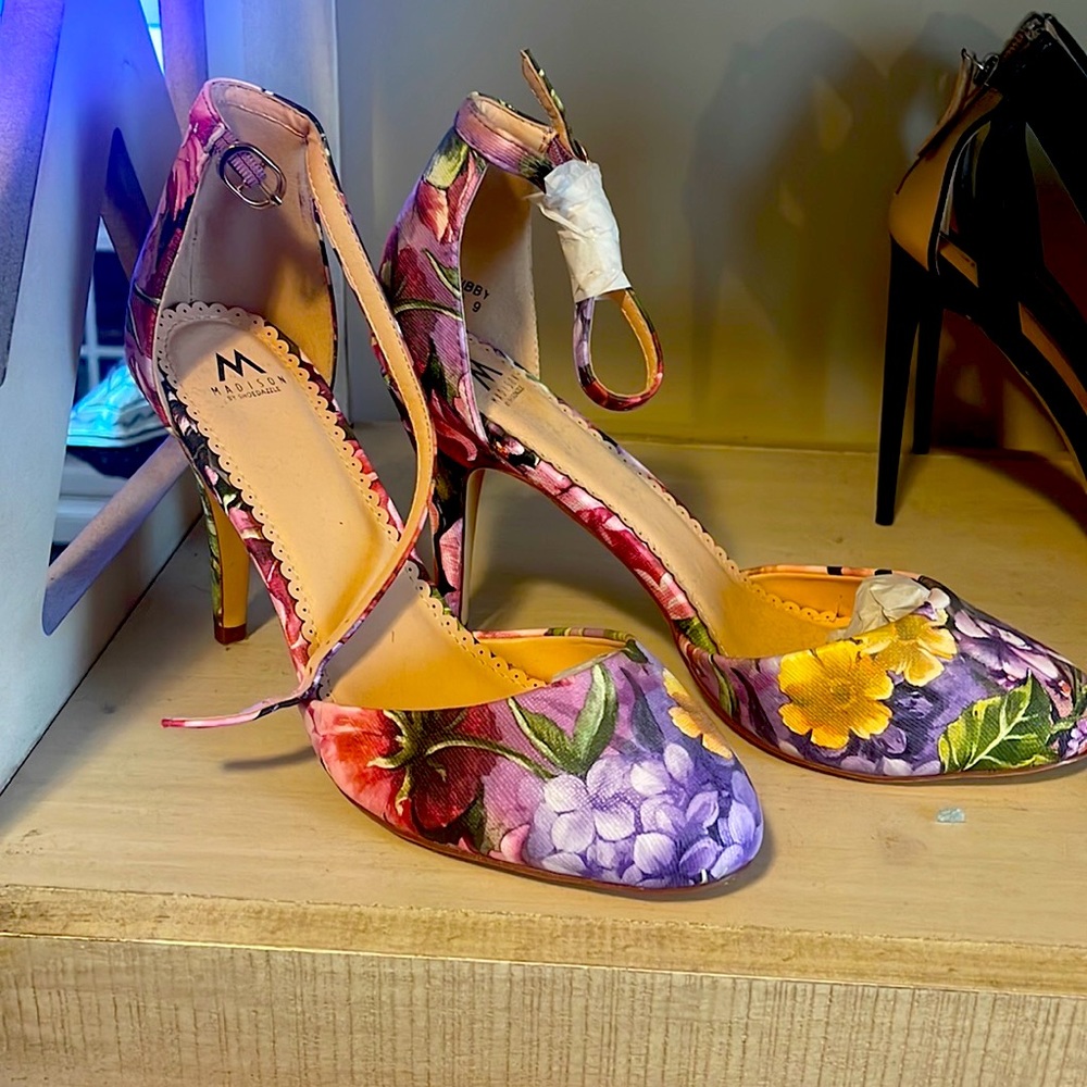 Women’s shoe Heel multi-floral color size 9 (like new)